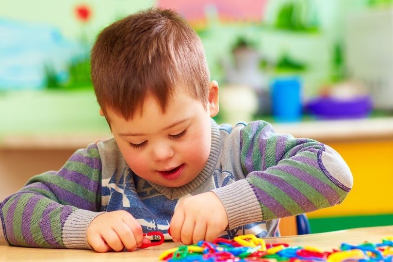 Crianças com autismo em atividades educativas